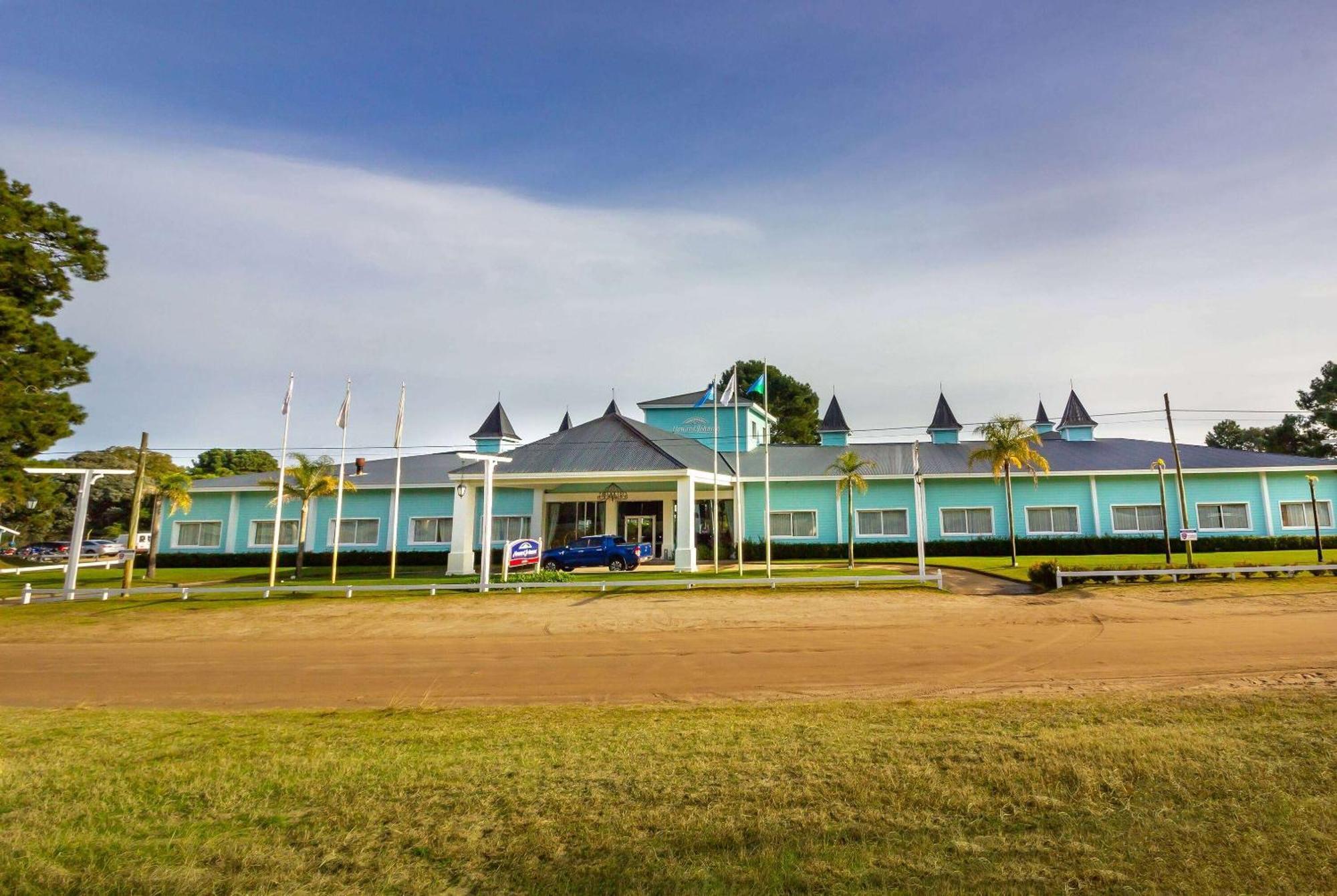 Howard Johnson Hotel & Convention Center Madariaga - Carilo Zewnętrze zdjęcie