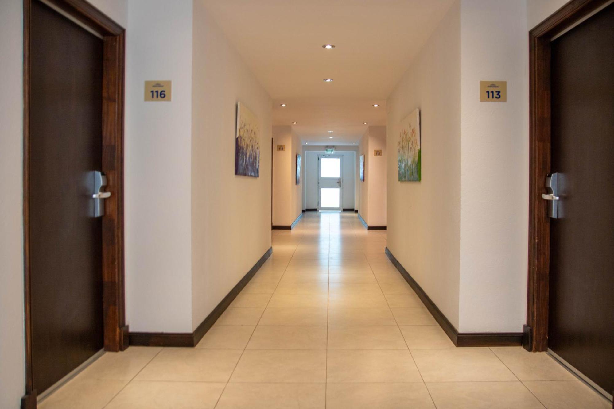 Howard Johnson Hotel & Convention Center Madariaga - Carilo Zewnętrze zdjęcie