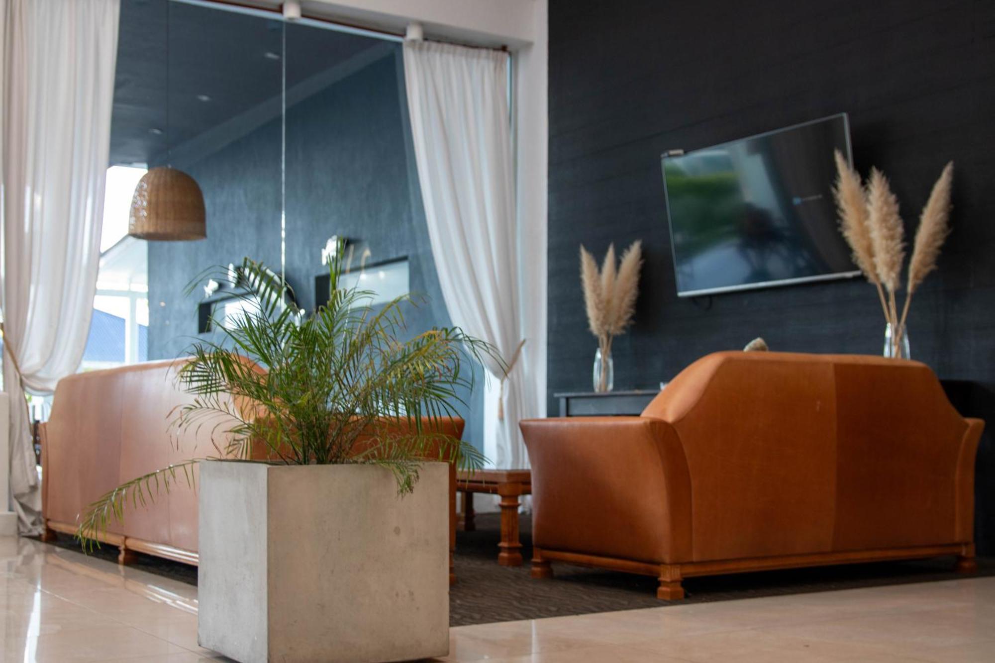 Howard Johnson Hotel & Convention Center Madariaga - Carilo Zewnętrze zdjęcie