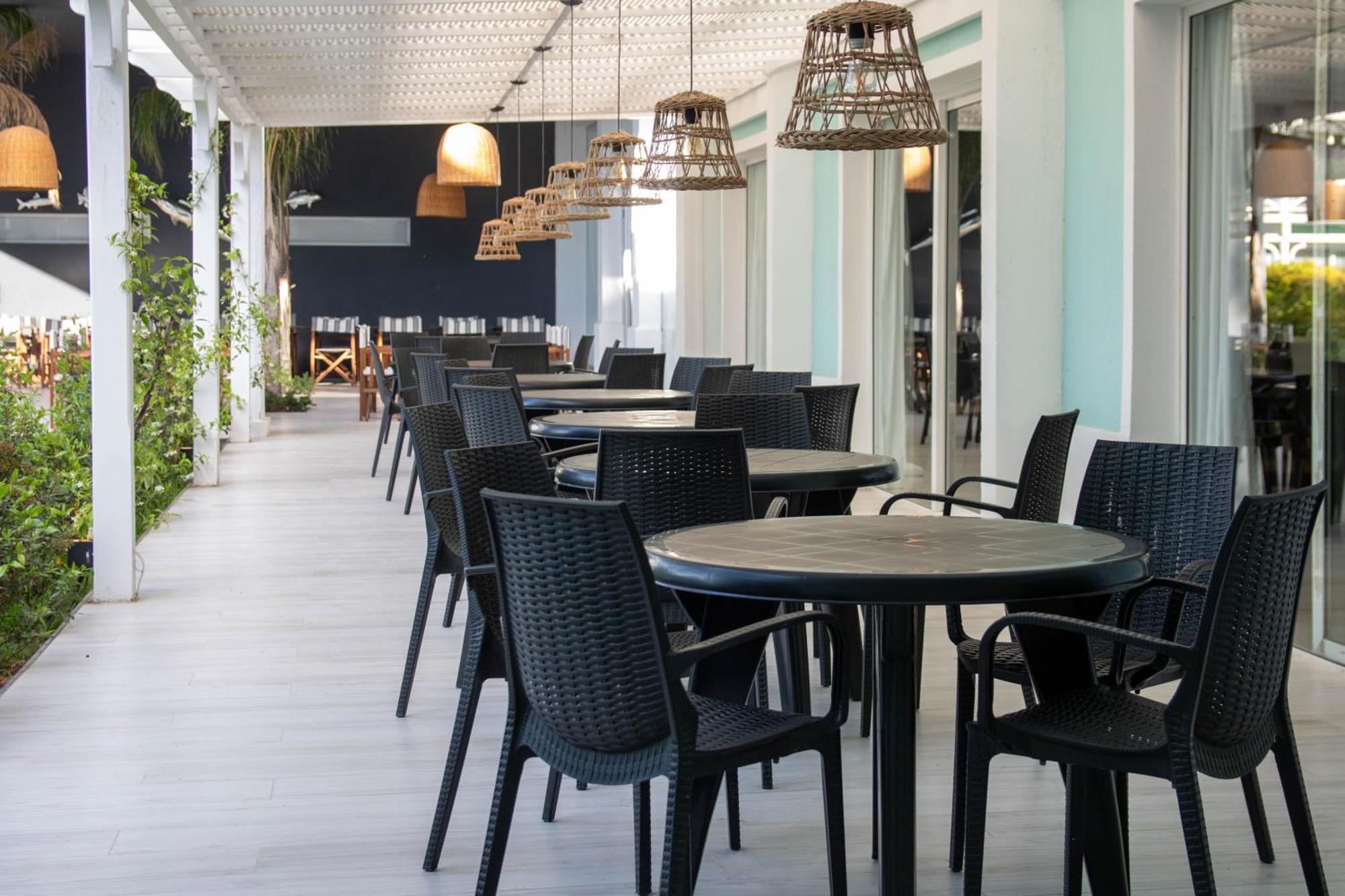 Howard Johnson Hotel & Convention Center Madariaga - Carilo Zewnętrze zdjęcie