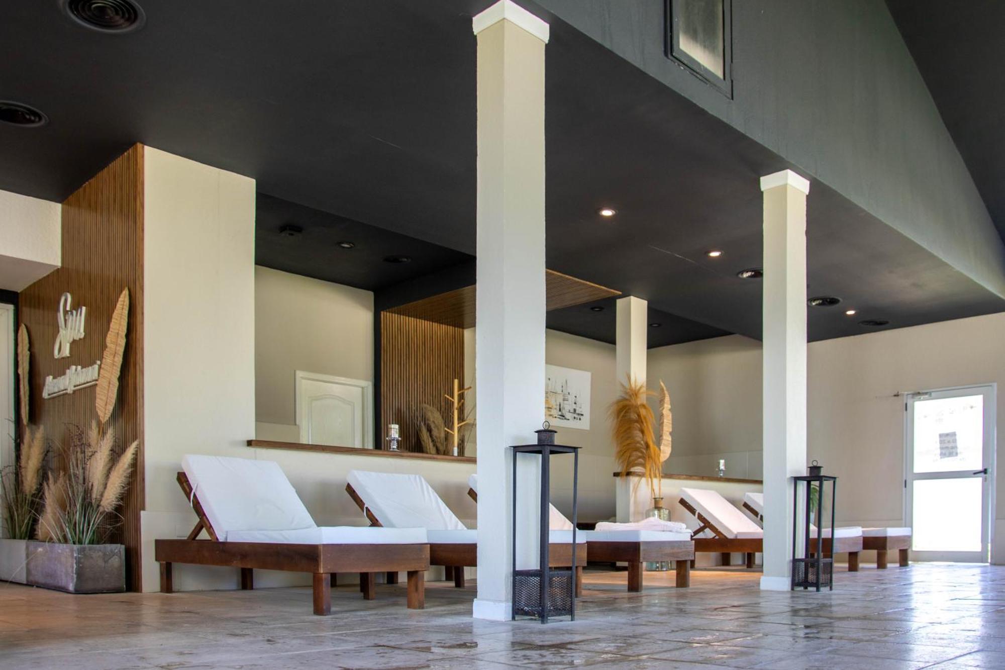 Howard Johnson Hotel & Convention Center Madariaga - Carilo Zewnętrze zdjęcie