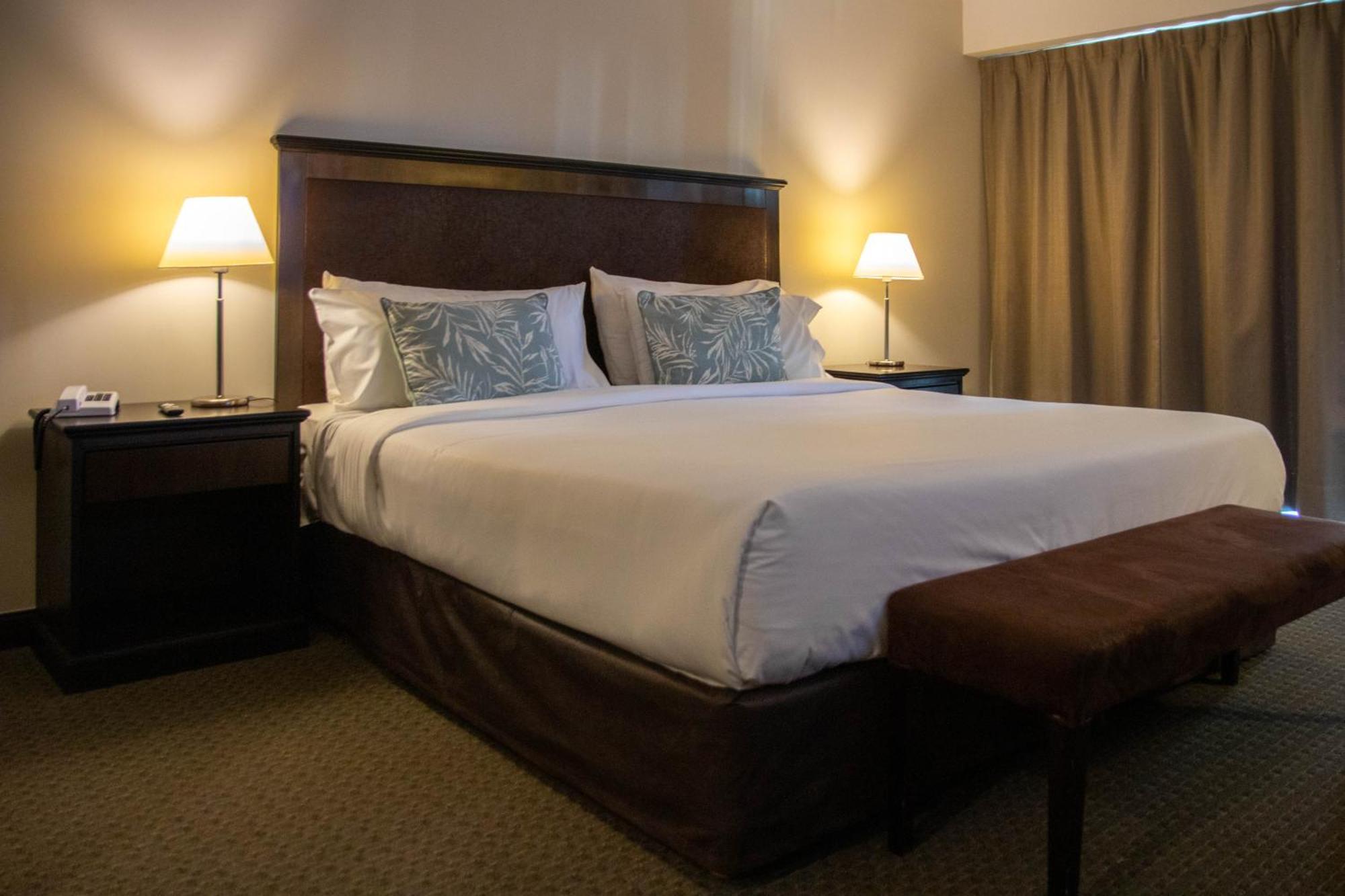 Howard Johnson Hotel & Convention Center Madariaga - Carilo Zewnętrze zdjęcie