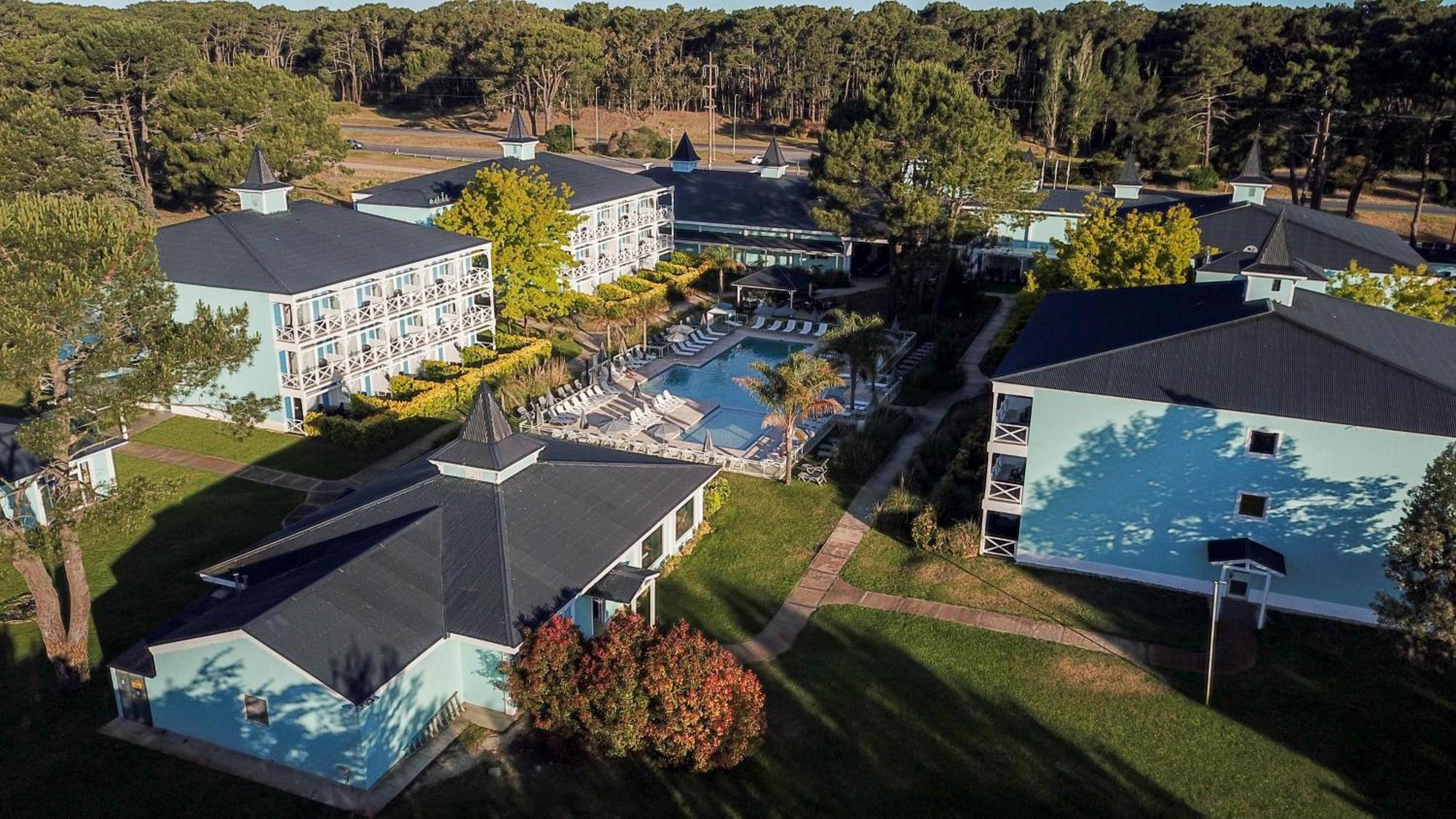 Howard Johnson Hotel & Convention Center Madariaga - Carilo Zewnętrze zdjęcie