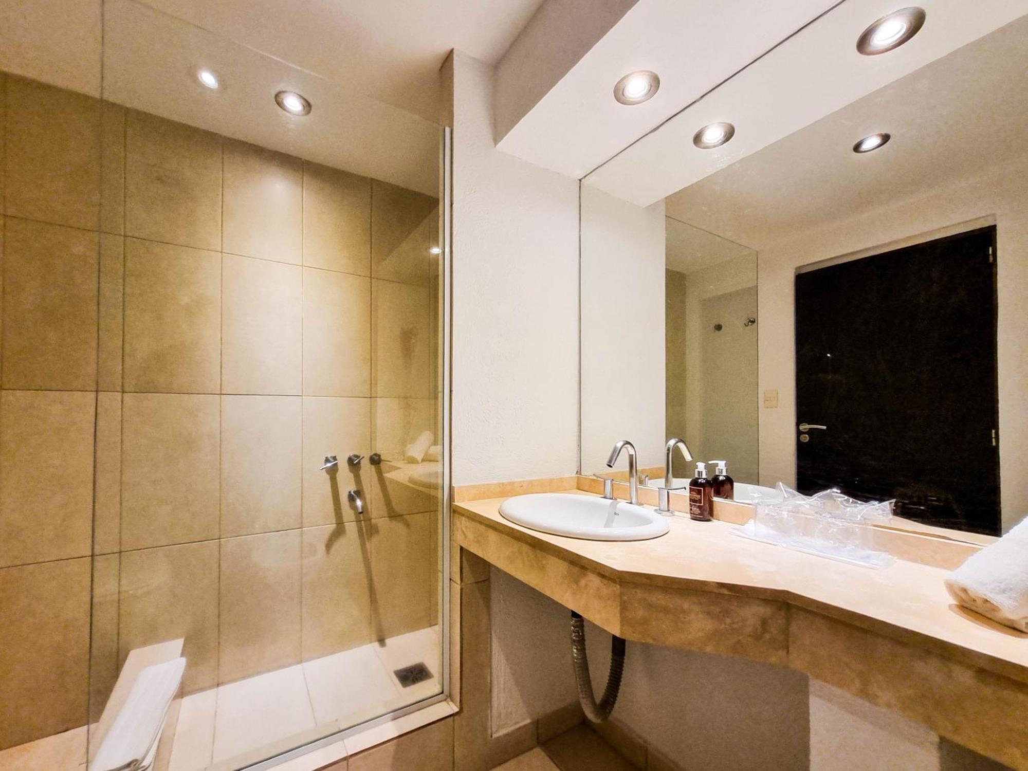 Howard Johnson Hotel & Convention Center Madariaga - Carilo Zewnętrze zdjęcie
